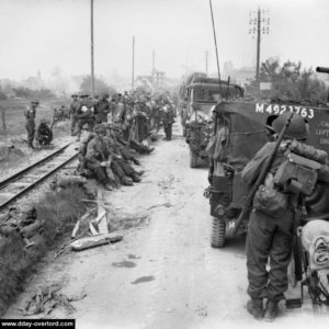 Un convoi de la 3ème D.I. attend pour traverser La Brèche. Photo : IWM