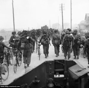 La 3ème D.I. progresse vers l'intérieur des terres. Photo : IWM