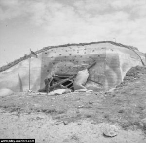 4 juillet 1944 : le Royal Navy Beach Party s'est installé dans une casemate entre Ouistreham et Lion-sur-Mer. Photo : IWM