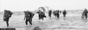 Débarquement des hommes appartenant à la 59th Staffordshire Division sur Sword Beach. Photo : IWM