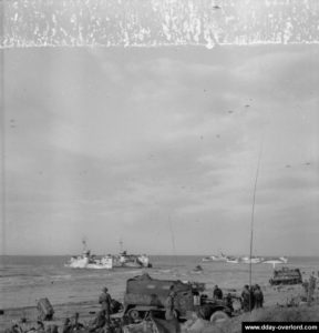 Le 7 juin 1944, les planeurs anglais survolent la plage de Sword. Photo : IWM