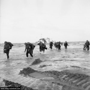 Les renforts anglais débarquent sur Queen le 7 juin 1944. Photo : IWM