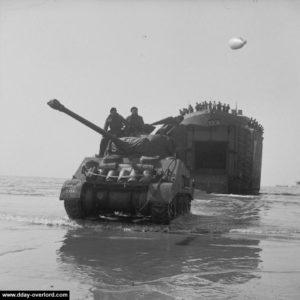 Le 7 juin 1944, un Sherman Firefly débarque d'un LST. Photo : IWM