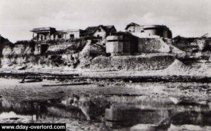 Carte postale de Lion-sur-Mer après le débarquement, où les vestiges des défenses allemandes sont encore visibles