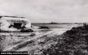 Carte postale de Lion-sur-Mer après le débarquement, où les vestiges des défenses allemandes sont encore visibles