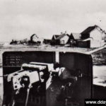 Carte postale de Lion-sur-Mer après le débarquement, où les vestiges des défenses allemandes sont encore visibles, en particulier ce canon de 50 mm antichar allemand