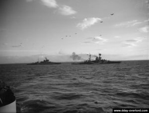 Les escadrilles de bombardiers et planeurs alliés survolent l'HMS Holmes dans la soirée du 6 juin 1944 lors de l'opération Mallard. Photo : IWM