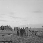 Ces artilleurs assistent aux parachutages de la 6ème division aéroportée le 6 juin en début de soirée. Photo : IWM