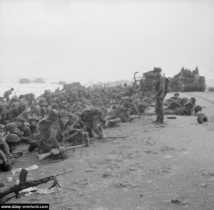 Les soldats attendent avec discipline le signal pour reprendre la progression. Photo : IWM