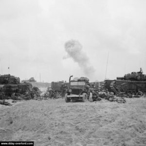 Nid de blessés du 5th Assault Regiment Royal Engineers à l'abri derrière plusieurs véhicules. Photo : IWM