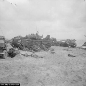 Nid de blessés du 5th Assault Regiment Royal Engineers à l'abri derrière plusieurs véhicules. Photo : IWM