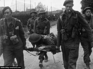 Un blessé anglais est évacué sur un brancard de fortune. Photo : IWM