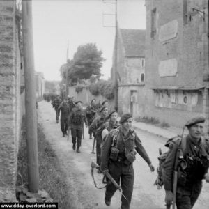 Le commando n°4 traverse Colleville-sur-Orne. Photo : IWM