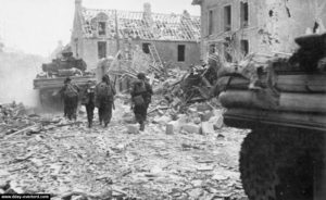 Deux chars Sherman DD dans les ruines de Ouistreham. Photo : IWM