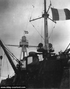 Les drapeaux français flottent sur le Courbet pendant toute la bataille de Normandie. Photo : IWM