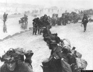 Débarquement à Sword Beach, secteur Queen Red, des hommes appartenant au 84th Field Company, Royal Engineers et N°5 Beach Group. Photo : IWM