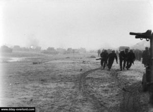 Les soldats anglais franchissent le secteur de plage Queen White sous le feu. Photo : IWM