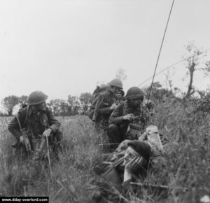 Un observateur avancé d'artillerie transmet des coordonnées de tir. Photo : IWM