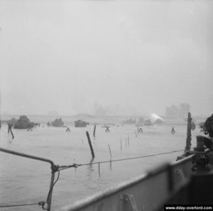 Débarquement des chars fléaux et bulldozers du 13th-18th Royal Hussars. Photo : IWM