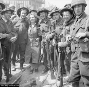 Une civile normande fraternise avec des soldats de la 3ème D.I. à La Brèche. Photo : IWM