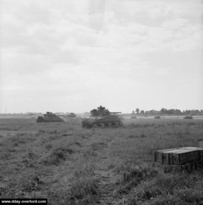 Les chars Sherman du 13th-18th Royal Hussars progressent au sud d'Hermanville. Photo : IWM