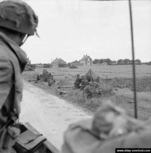 Deux canons anti-char 6 Pdr en couverture aux abords d'Hermanville-sur-Mer. Photo : IWM