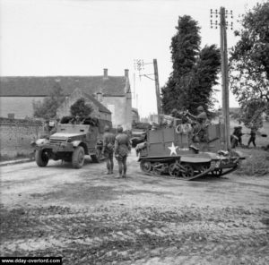 Un Universal Carrier et un half-track à Hermanville-sur-Mer. Photo : IWM