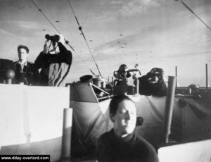 Les escadrilles de bombardiers et planeurs alliés survolent l'HMS Holmes dans la soirée du 6 juin 1944 lors de l'opération Mallard. Photo : IWM