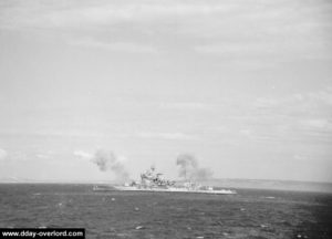 L'HMS Warspite ouvre le feu avec ses pièces de 381 mm sur Sword. Photo : IWM