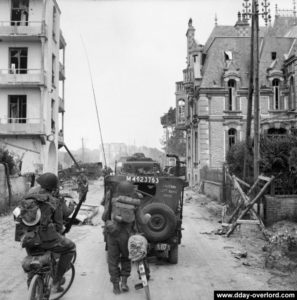 Le convoi entame la traversée de La Brèche. Photo : IWM