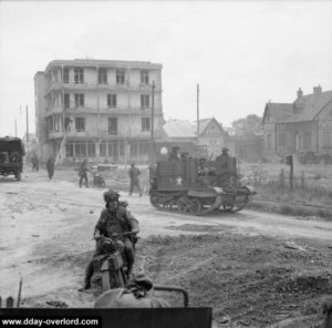 Un motard sur une BSA M20 et un Universal Carrier à La Brèche. Photo : IWM