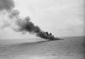 6 juin 1944 : un chaland de débarquement touché par un tir allemand en flammes, vu depuis l'HMS Frobisher. Photo : IWM