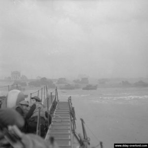 Approche d'un LCI, les véhicules de la 27th Armored Brigade (79th A.D.) ont déjà débarqué. Photo : IWM