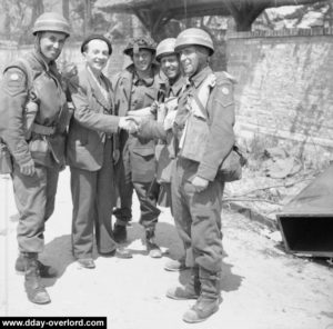 Un civil fraternise avec des motards anglais à Lion-sur-Mer. Photo : IWM