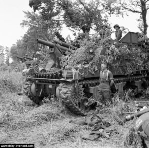 Des automoteurs Priest en batterie à proximité de Lion-sur-Mer. Photo : IWM