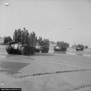 Le 7 juin 1944, les Américains font débarquer leurs M12 GMC sur Sword. Photo : IWM