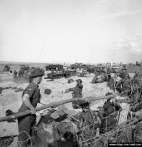 Les services du Beach Party accélèrent l'ouverture de la plage aux renforts. Photo : IWM