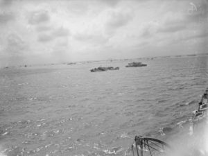 Vue d'Ouistreham depuis l'HMS Holmes. Photo : IWM