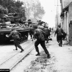 Le commando n°4 dans la rue de Rive-Bella à Ouistreham. Photo : IWM