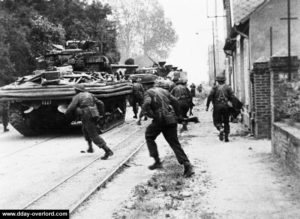 Le commando n°4 dans la rue de Rive-Bella à Ouistreham. Photo : IWM