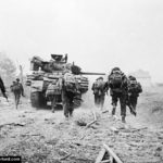 Le commando n°4, appuyé par un Sherman DD, progresse vers Ouistreham. Photo : IWM