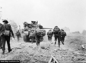 Le commando n°4, appuyé par un Sherman DD, progresse vers Ouistreham. Photo : IWM