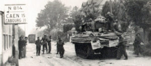 Des commandos et un char Sherman DD dans Ouistreham au carrefour du Cheval Blanc. Photo : IWM