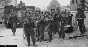 Soldats de la compagnie A du 2nd Royal Ulster Regiment derrière Queen Red. Photo : IWM