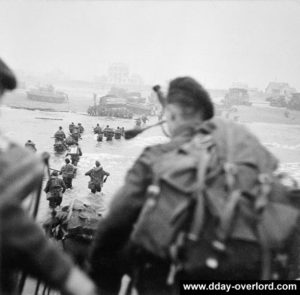 Débarquement du piper Bill Millin et de Lord Lovat sur Sword face à Colleville-Montgomery. Photo : IWM