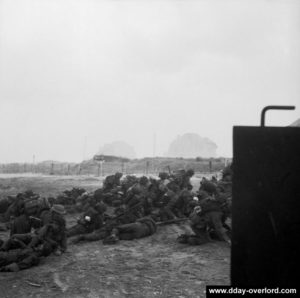 Ralliement sous le feu d'une section sur Queen White. Photo : IWM