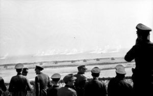 Démonstration du 11 mai 1944 devant Riva-Bella. Photo : Bundesarchiv