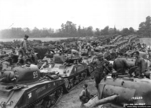 Colonnes de la 2ème division blindée française du général Leclerc rassemblées le 1er août 1944 après le débarquement à Utah Beach. Photo : US National Archives