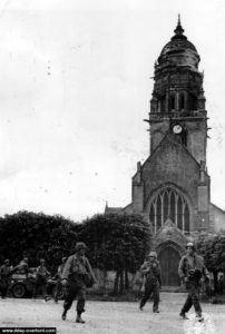 L'église de Sainte-Marie-du-Mont le 7 juin 1944. Photo : US National Archives