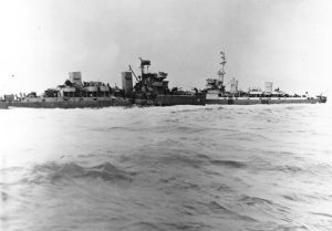 Brisé en son milieu par l'explosion, l'USS Tide coule en quelques minutes le 7 juin 1944 devant Utah Beach. Photo : US National Archives